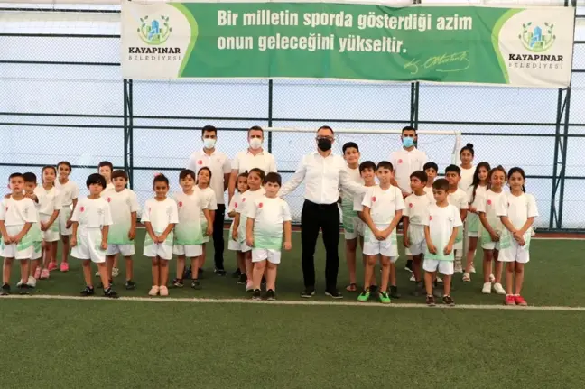 Kayapınar Belediyesi, 500 öğrenciye spor malzemesi dağıttı