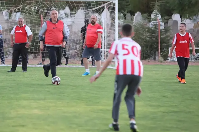 Nevşehir Belediye Başkanı, Sevgi Evleri'nde kalan çocuklarla futbol maçı oynadı