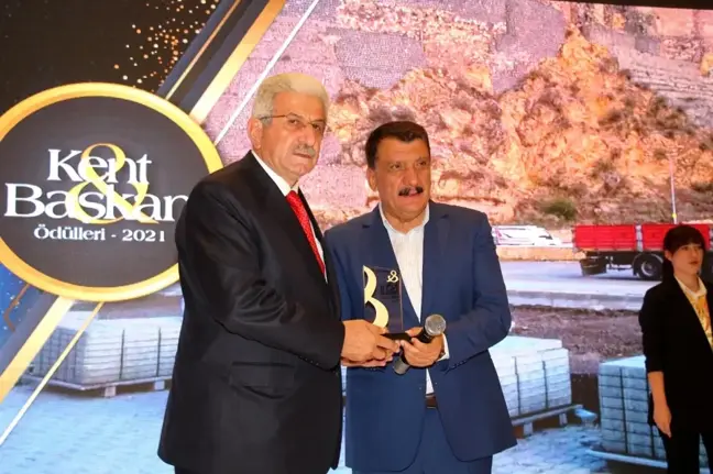 Oltu Belediye Başkanı Taşçı Malatya'da ödül aldı
