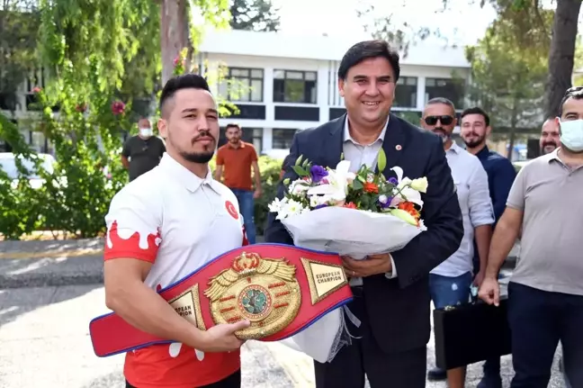 Milli Boksör Alcu, Başkan Karaca'yı ziyaret etti