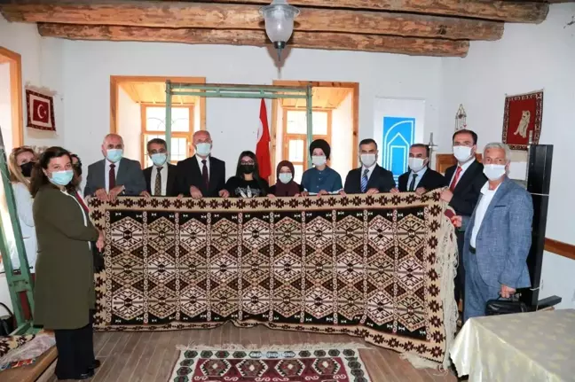 Tuşba'da kilim ve halı kursuna katılanlara sertifikaları verildi