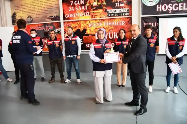 Gönüllü itfaiyeciler sertifikalarını aldı