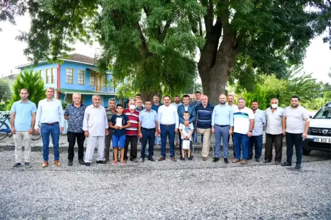 Başkan Demir, ilçelerde vatandaşlarla kucaklaşıyor