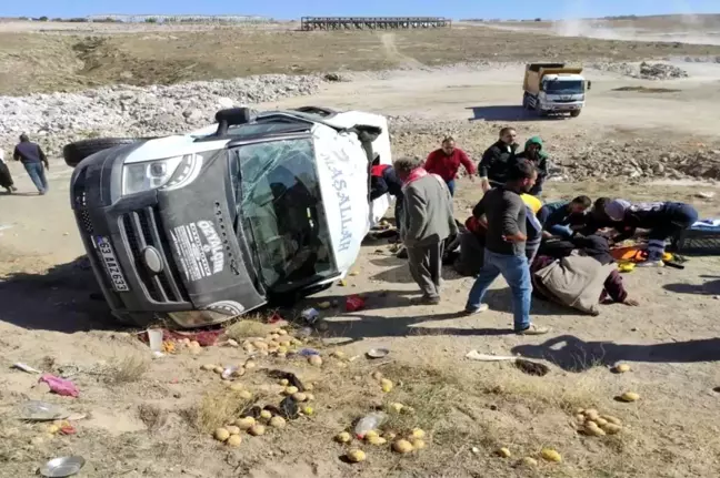 Tarım işçilerini taşıyan minibüs devrildi: 12 yaralı