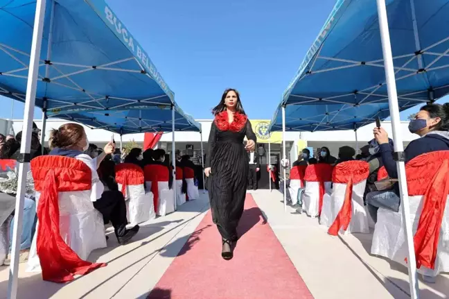Buca'da 'Cumhuriyet Defilesi' büyük ilgi gördü