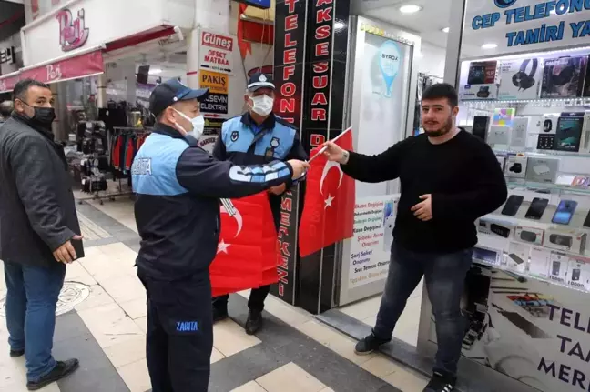 Fatsa Belediyesi'nden esnaf ve vatandaşlara Türk bayrağı
