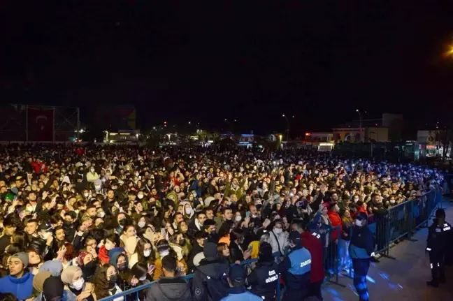Cacabey Meydanı Cumhuriyet konseriyle doldu taştı