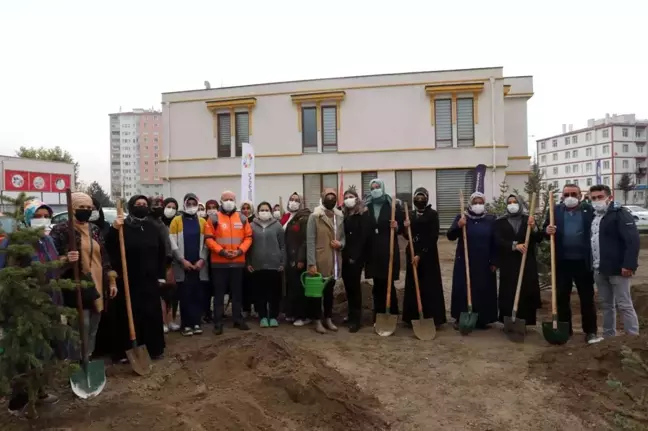 Başkan Çolakbayrakdar, kursiyerlerle birlikte ağaç dikti