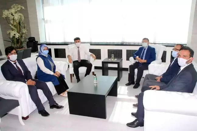 Üniversite Dayanışma Derneği Yönetimi, Rektör Karacoşkun'la bir araya geldi