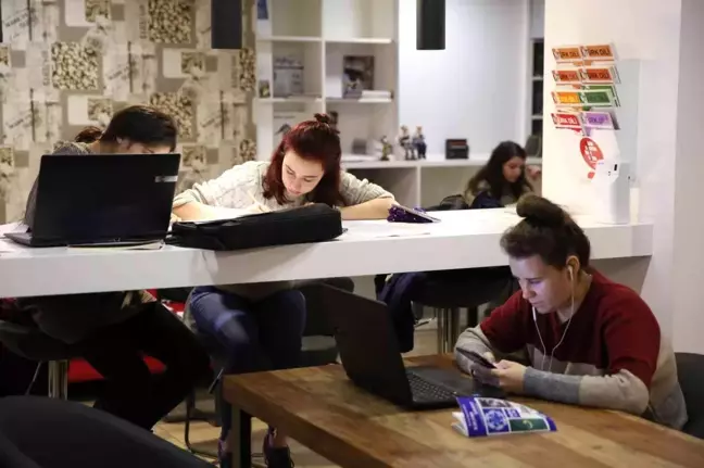 Buca'da gençlik merkezleri üniversitelilerin uğrak noktası oldu