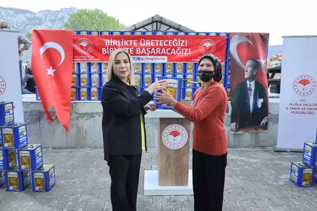 Muğla'da yangından etkilenen bal üreticilerine arı yemi dağıtıldı
