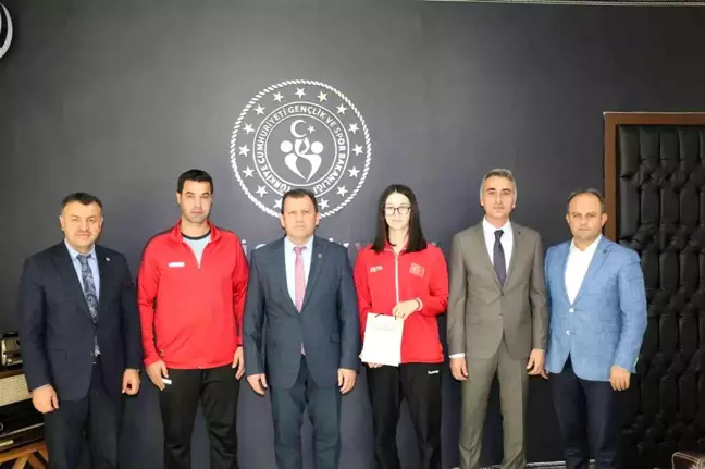 Özge Yılmaz Ali İhsan Kabakcı'yı ziyaret etti