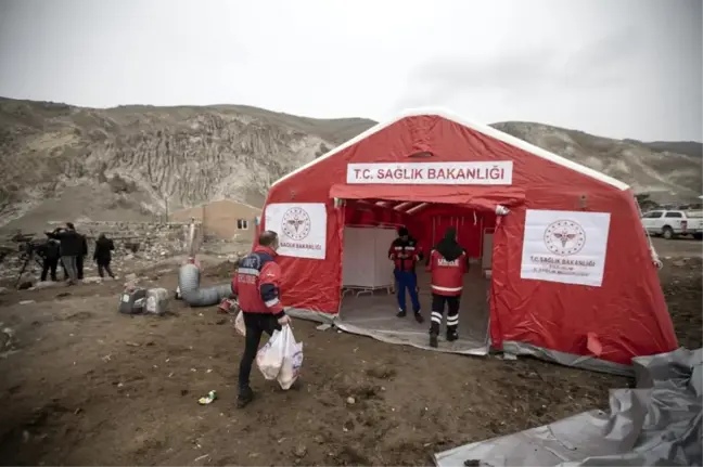 Erzurum'daki depremde evleri hasar görenlere gıda ve barınma ihtiyaçları karşılanıyor