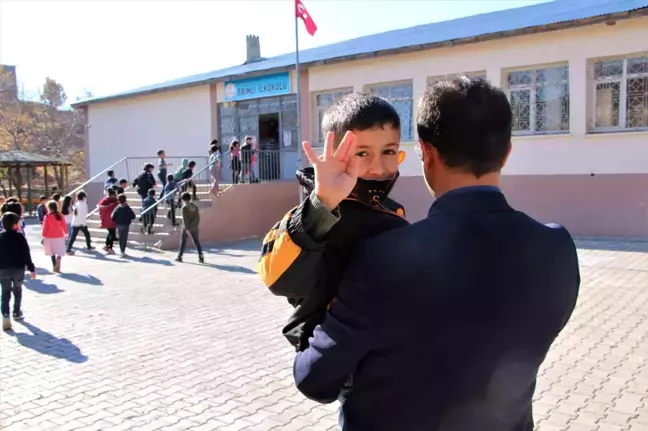 O bir öğretmen daha fazlası, engelli öğrencisini her teneffüs kucağında gezdiriyor