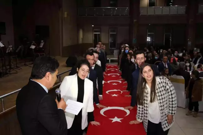 Öğretmen adayları bayrak üzerine yemin ettiler