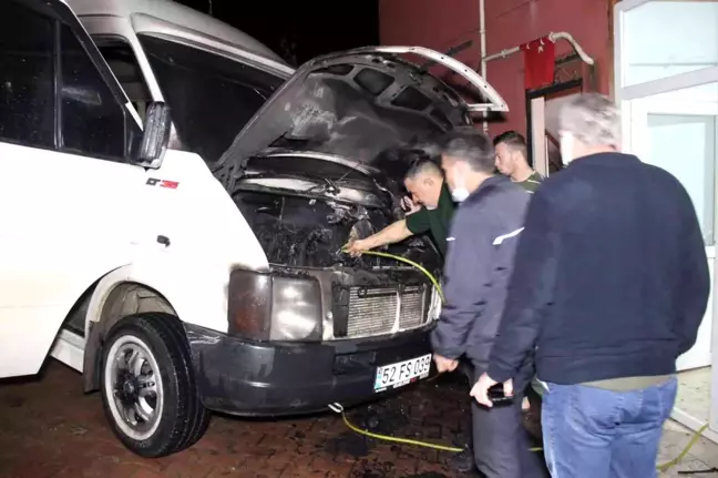 Park halindeki minibüsün motor kısmı alevlere teslim oldu