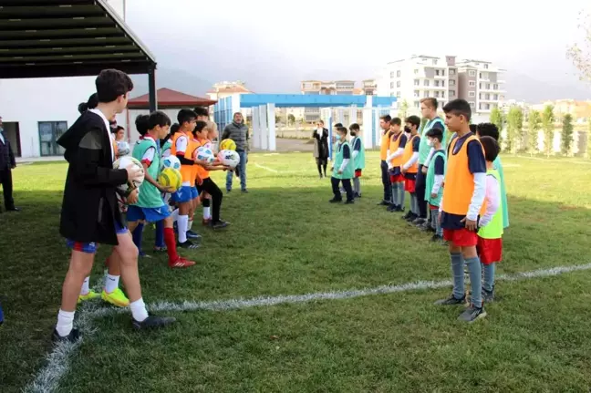 Çocuklar futbolu paylaşmak için bir araya geldi