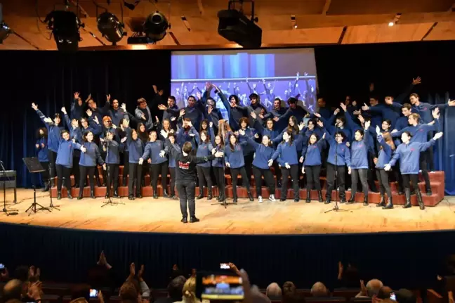 10 koro Narlıdere Atatürk Kültür Merkezi'nde konser verdi