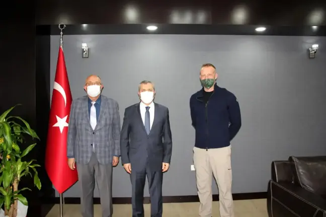 Ak Parti İlçe Başkanı Ahmet Ali EROL ve Emirhan Otelleri Yönetim Kurulu Üyesi Zeki Emir DEMİRCİ' den Ziyaret.