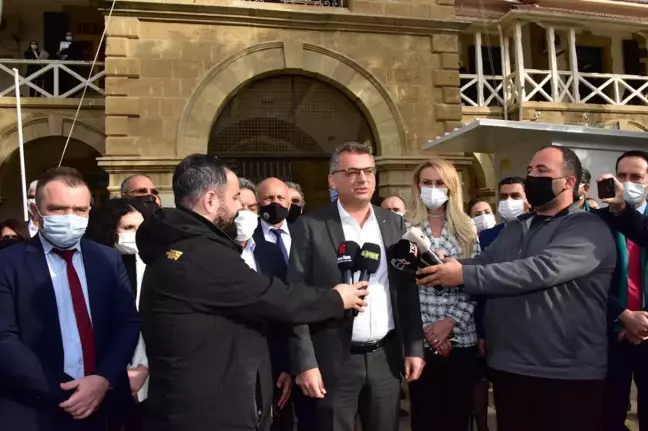 KKTC'de siyasi partiler erken genel seçim aday listelerini YSK'ye sundu