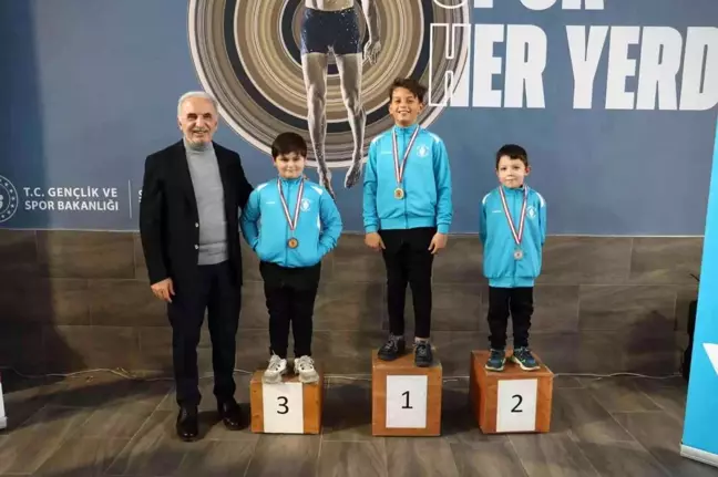 Ümraniye'de genç yüzücülerin şampiyonluk mücadelesi nefes kesti