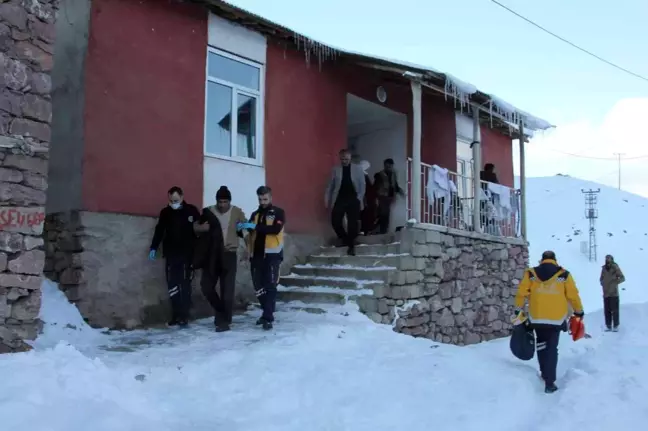 Yolu kardan kapanan mahallede omzu kırılan çoban için ekipler seferber oldu