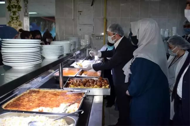 Kredi ve Yurtlar Kurumu Genel Müdür Yardımcısı Özdemir öğrencilere yemek dağıttı