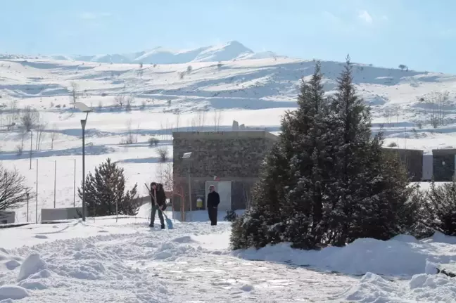 Bayburt'un yüksek kesimleri yağan karla beyaza büründü