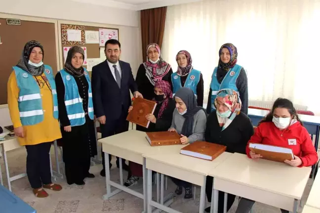 Görme engelli kadınlar Kur'an-ı Kerim okumayı öğreniyor