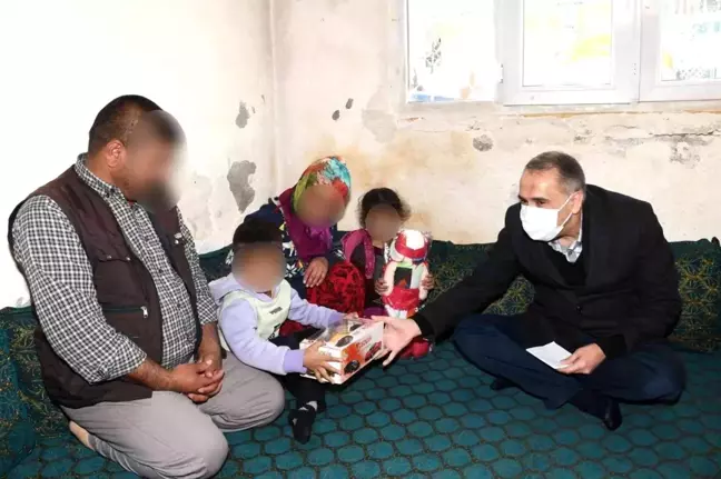Vali Çuhadar'dan ihtiyaç sahibi ailelere 'çat kapı' ziyaret