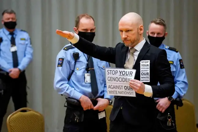 Seri katil Breivik'ten mahkemede Nazi selamı