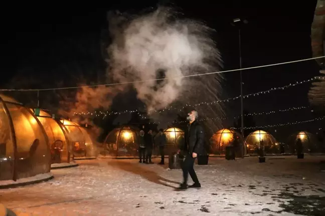 Sivas dondu, havaya atılan su yere buz olarak düştü