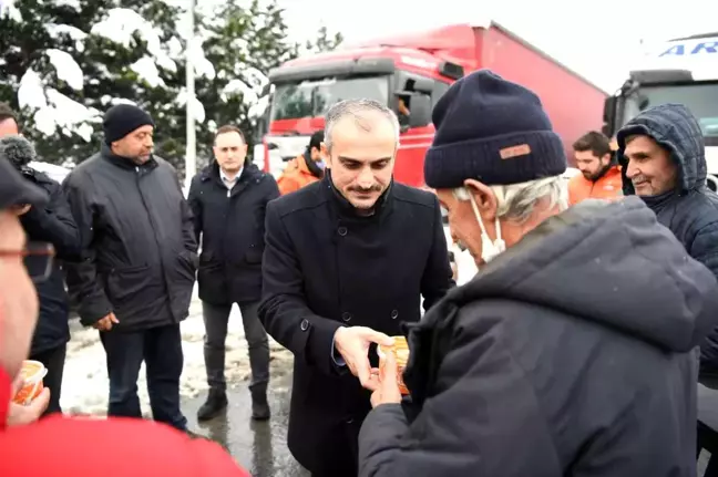 Başkan Çiftçi, yolda kalan tır şoförlerine çorba ikram etti
