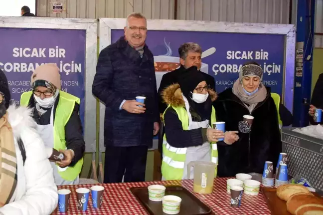 Karacabey Belediyesi'nden vatandaşlara sıcak çorba ikramı
