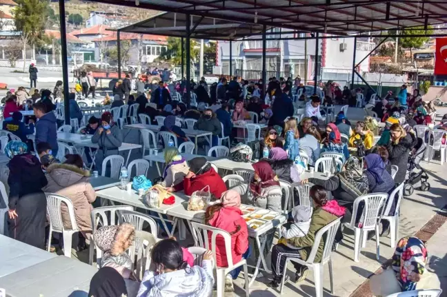 Aliağa Helvacı'da askere gidecek gençler için uğurlama yemeği