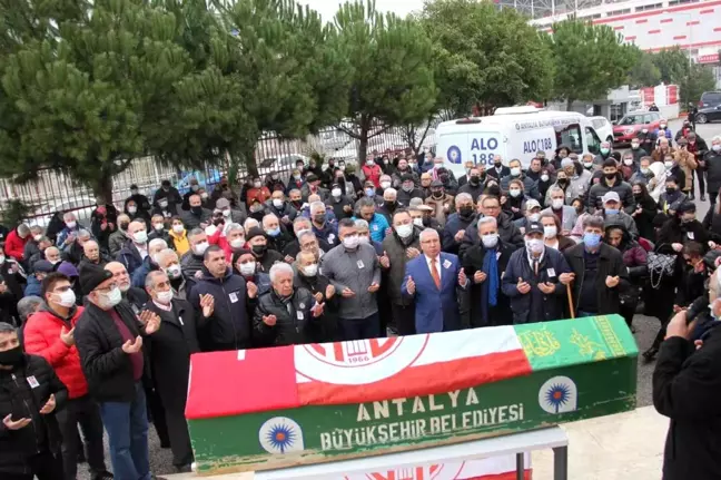 Antalyaspor'un eski futbolcusu Oral Yenigün törenle toprağa verildi