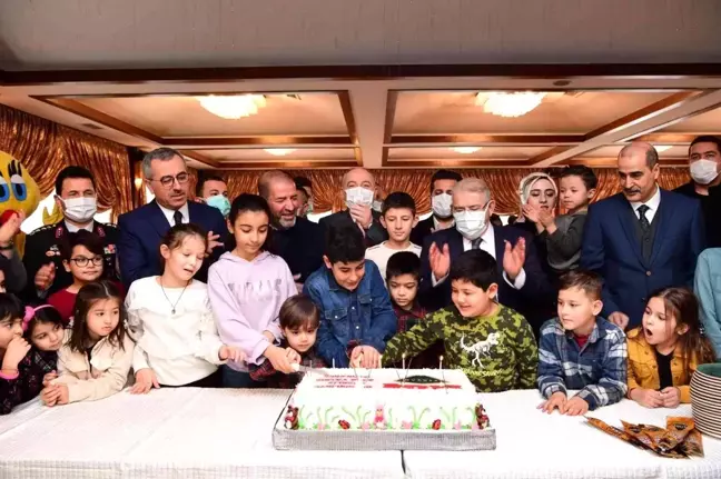 Kahramanmaraş'ta şehit çocuklarına karne hediyesi