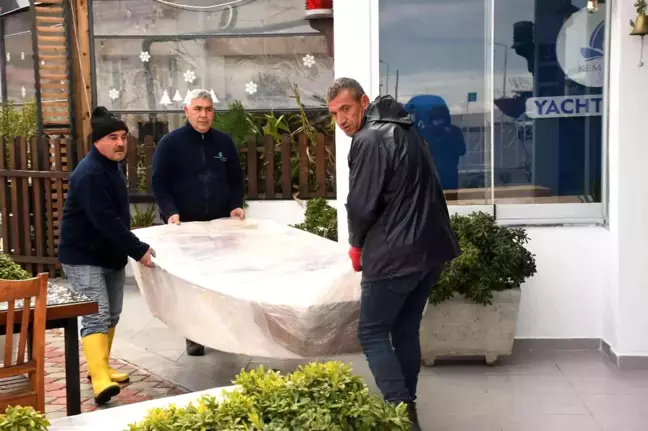 Kemer Belediyesi'nden geleceğin denizcilerine optimist tekne hediyesi