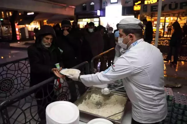 Eyüsultan'da lokma ve pilav ikramı