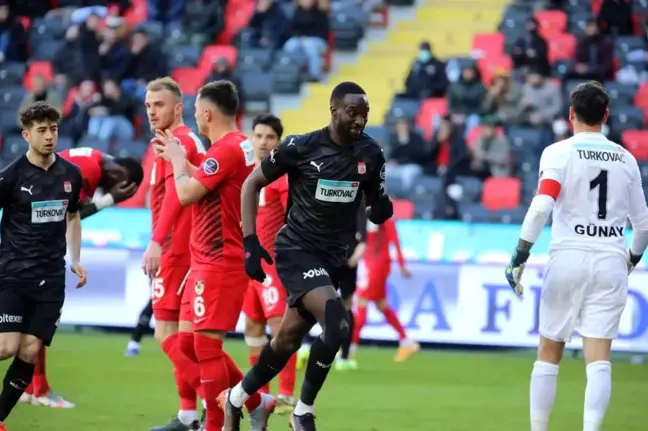 Sivasspor'da Mustapha Yatabare kırmızı kart gördü!