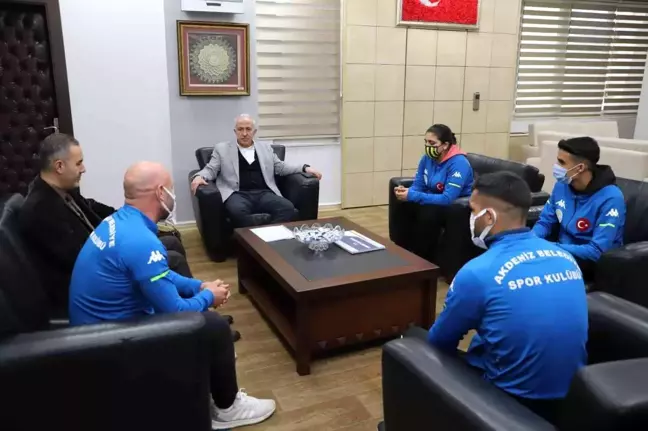 Başkan Gültak'tan şampiyon sporculara ödül