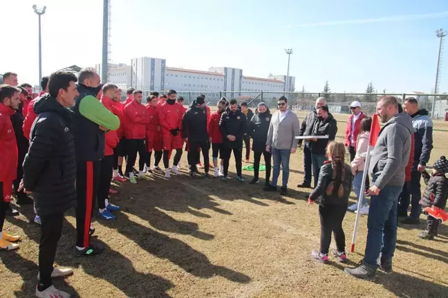 Eskişehirspor, şehit Binbaşı Dunca'nın ailesini tesislerinde ağırladı