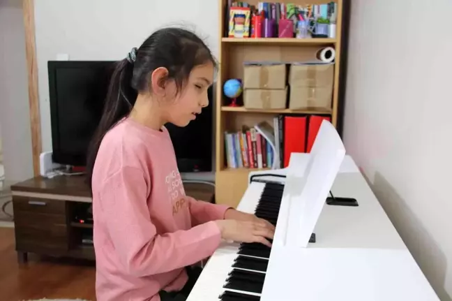 Merasim Sokak'taki terör saldırısında gözlerini kaybeden Buse hayata müzikle tutunuyor