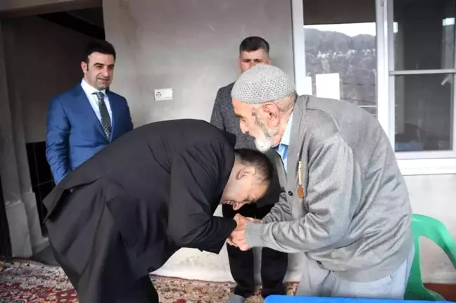 Vali Çuhadar, Kore gazileriyle bir araya geldi