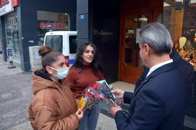 Sinop'ta Kadınlar Günü'ne karanfilli kutlama