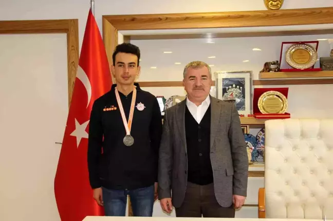 Başarılı sporcuya kaymakam ve başkandan destek