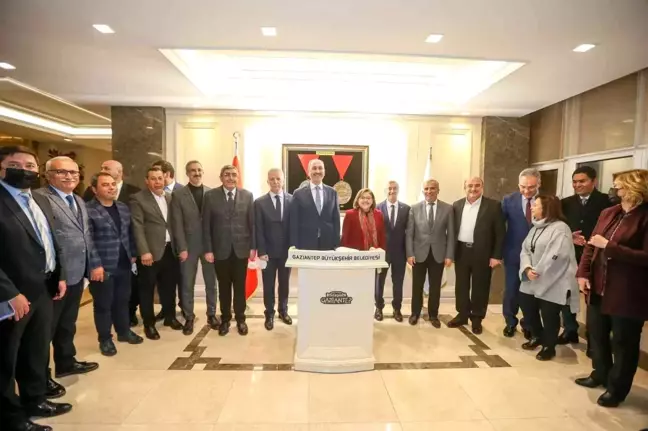 Eski Adalet Bakanı Abdülhamit Gül, Fatma Şahin'i ziyaret etti