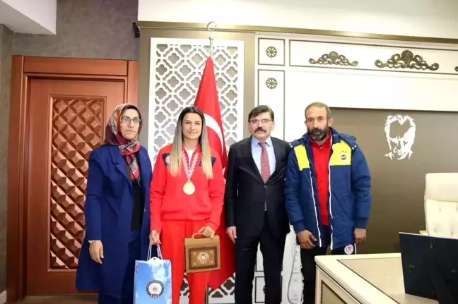 Avrupa Şampiyonu Akbaş'tan Müdür Dağdeviren ziyaret