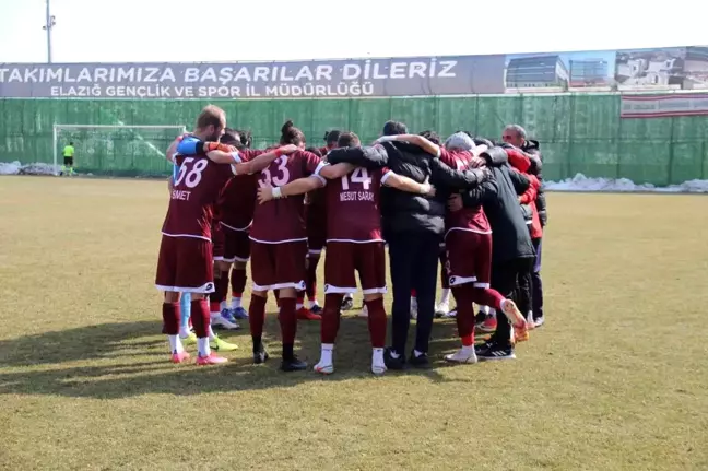 Elazığspor 18 futbolcuyla Sakarya'ya gitti