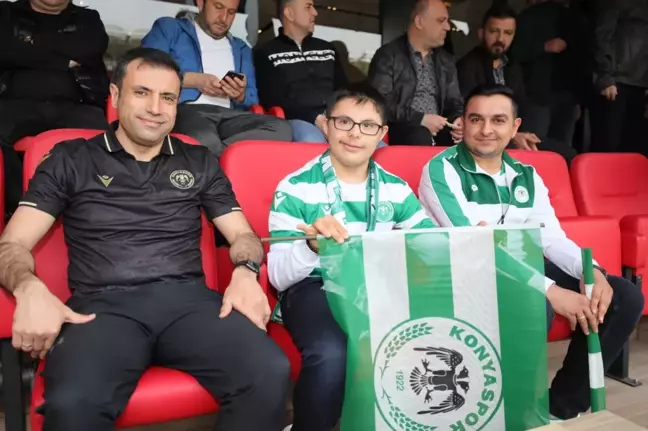 Konyaspor Başkanı Özgökçen, down sendromlu Ebubekir ile Göztepe maçını seyretti
